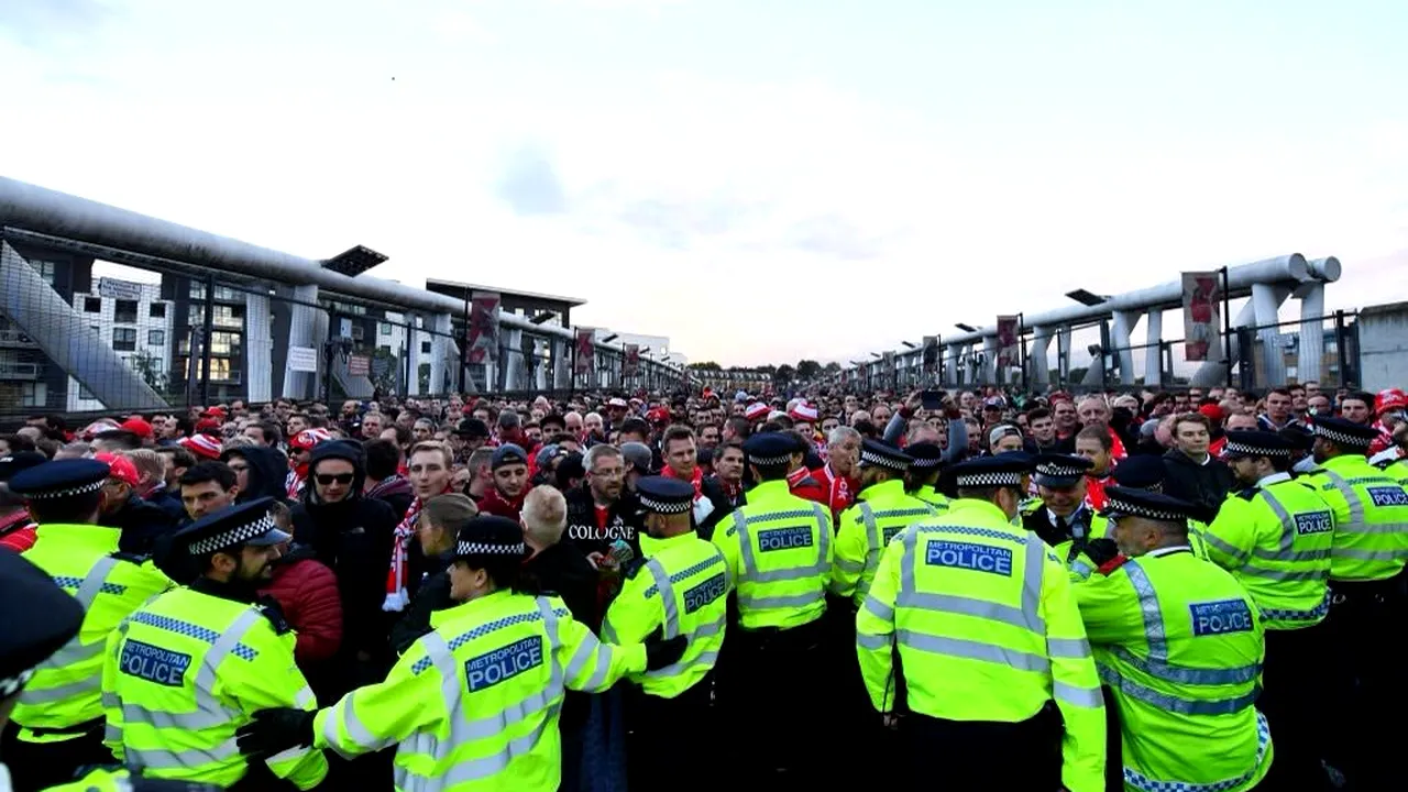Nebunie în Londra, înainte de Arsenal - Koln! VIDEO | 20.000 de nemți au luat orașul cu asalt, la revenirea în Europa după 25 de ani. Startul meciului a fost întârzia o oră, mii de ultrași fără bilet au forțat intrarea în stadion