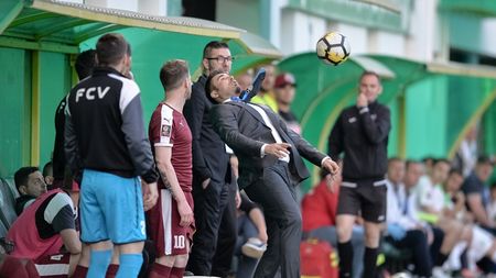 Adi Mutu, ținta ironiilor lui Panduru după momentul surprins în această fotografie: "Nu credem așa ceva, stop cu nodul de la cravată!"

