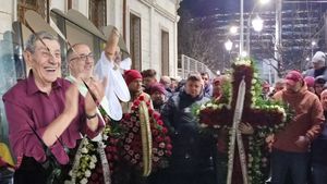 Dragoste eternă! 400 de ultrași ai Rapidului, prezenți la căpătâiul marelui actor Mitică Popescu | FOTO