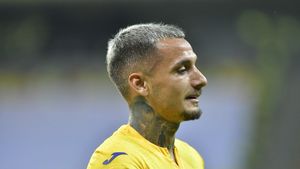 „Talentul lui e ireal. E o bijuterie”. Chinezii sunt la picioarele lui Alex Mitriță și l-au numit jucătorul lunii!