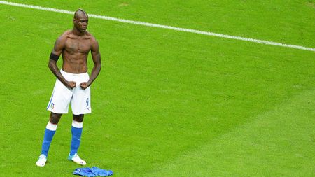 Mai REAL de atât nu se poate!** Cum îl ironizează fanii pe Mario Balotelli în FIFA 2013 :)
