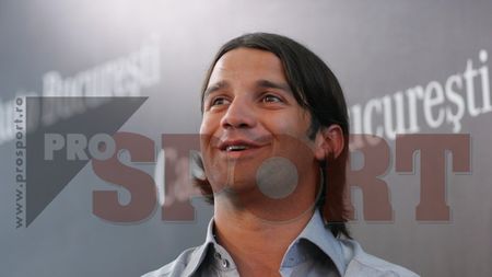 FOTO Chivu la volanul unei super mașini!