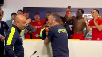 Să cânte manelele! Nebunia din vestiar și sala de conferințe, după ce FCSB a devenit campioana României: fotbaliștii lui Gigi Becali au petrecut ca Inter Milano. VIDEO