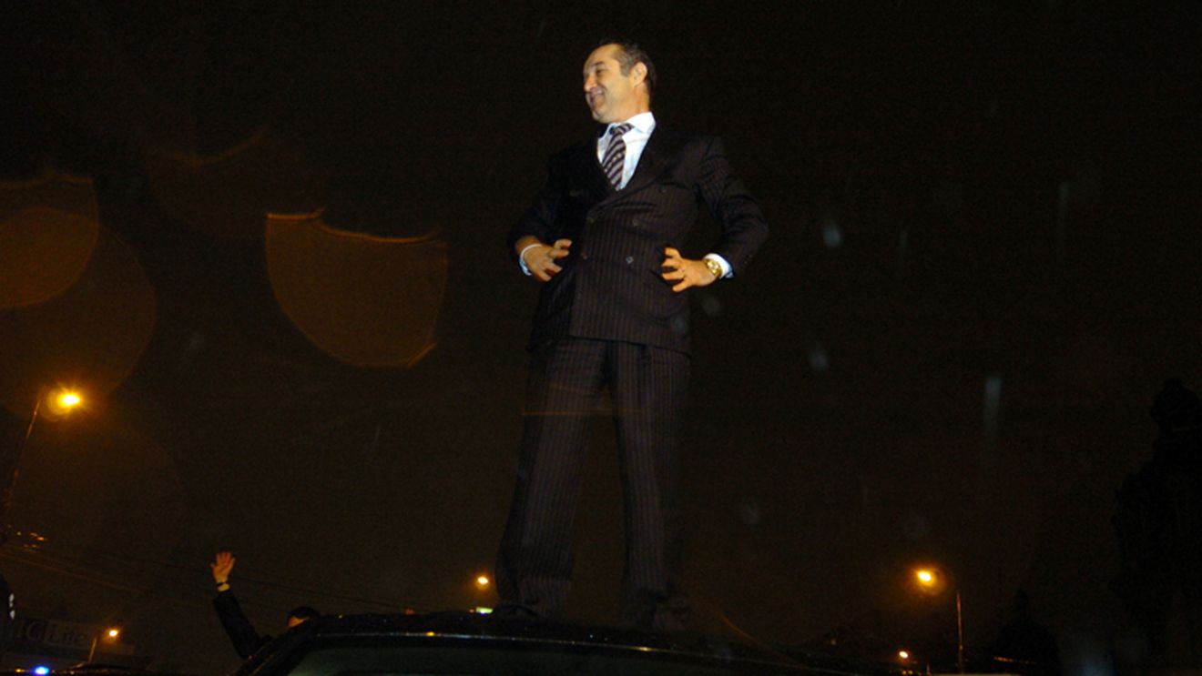 Becali a făcut din nou SHOW: **"Fanii mi-au cerut să mă urc pe mașină și să strig!" UITE ce a scandat alături de suporteri!