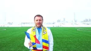 La mulți ani, România! Cum sărbătoresc cei de la FCSB, Dinamo și Craiova: Mangia, îmbrăcat în ie și cu tricolorul la gât! Gică Popescu: "La imn aveam lacrimi în ochi și un nod în gât" VIDEO