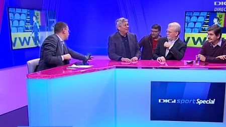 Moment superb în direct la TV: Mircea Lucescu "a dat buzna" peste moderator și cei doi invitați. Scopul istoric al vizitei-fulger a lui "Il Luce"