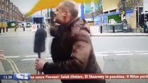 VIDEO COMEDIE | Reporterul italian n-a mai rezistat la șicanele fanului lui Chelsea și a luat problema în mâini, în direct și în exclusivitate :)