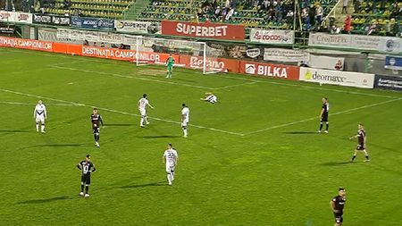 Fază cu scandal în FC Argeș – Dinamo. Szabolcs Kovacs a dat penalty cu VAR după ce Armstrong l-a lovit peste față pe Borța