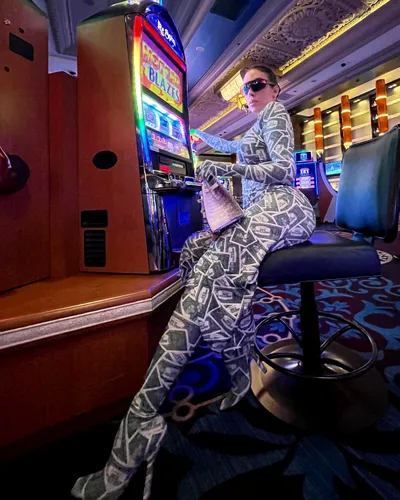Iubita lui Cristiano Ronaldo, Georgina Rodriguez, uimește în ținuta de bancnote de un dolar. Cum s-a pozat vedeta într-un cazino din Las Vegas
