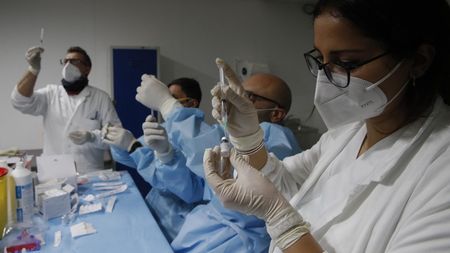 Jurnaliștii se pot vaccina anti COVID-19 încă din această lună: „Au un risc crescut de expunere la infecție!”