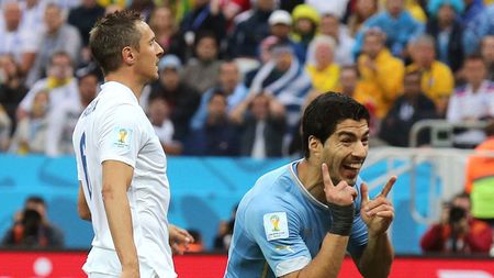 Suarez, al 6-lea jucător care evoluează în Premier League și înscrie contra Angliei la CM. Doi dintre ei sunt Petrescu și Moldovan