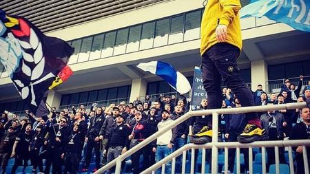 Ultrașii din Peluza Sud 97 nu pot să stea departe de fotbal. "Gogoașă" cântă din izolare pentru Știința! VIDEO