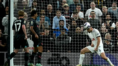 Radu Drăgușin a fost „dragon” pe teren cu Erling Haaland, dar iubita lui a fost prințesă în tribune și a atras numeroase priviri la meciul Tottenham - Manchester City 0-2