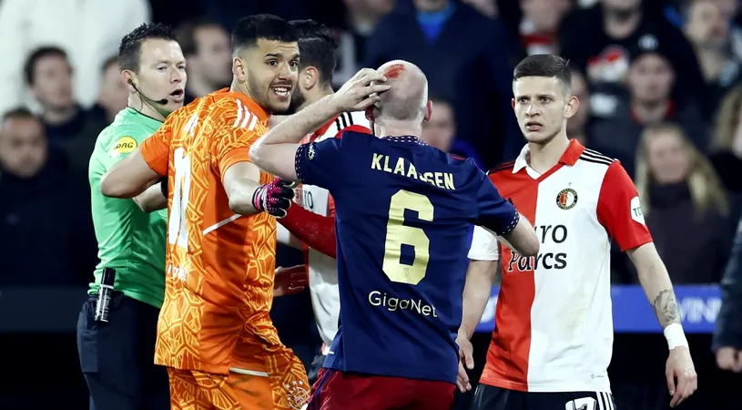 Haos în Olanda! Feyenoord - Ajax, întrerupt de două ori: suporterii l-au umplut de sânge pe Davy Klaassen | VIDEO