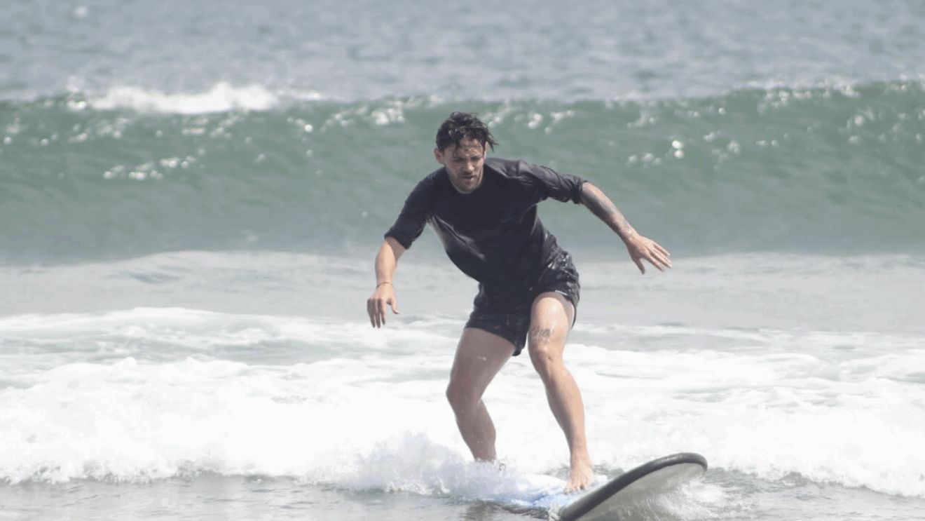 Din Giuleşti în Yunnan, un român a ajuns atât de apreciat în China încât i-au pictat chipul pe pereții blocurilor