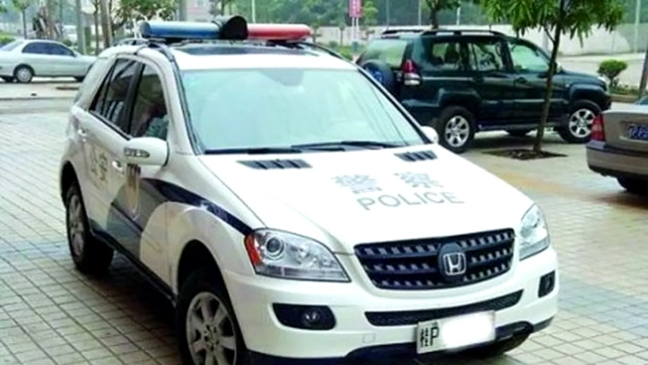 FOTO INCREDIBIL** Au transformat o mașină de 100.000 de â‚¬ în una de 20.000 cu SUPERGLUE! Cum a deghizat Poliția din China un Mercedes