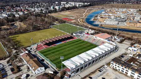 În România femeile se chinuie în mocirlă, în Germania le-a fost cumpărată o „bijuterie” doar pentru ele. Stadionul are 15.000 de locuri și duce clubul la alt nivel