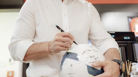 Milionarul din fotbalul românesc a fost vânzător în complexul Europa din Bucureşti, dar a ajuns să le ia banii lui Copos şi Borcea: „Mă trezeam la 4 dimineața”