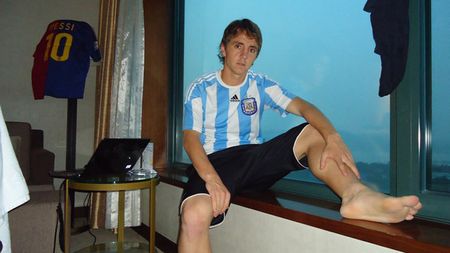 FOTO - Lucas "Messi" Garcia, pregătit pentru El Clasico. A agățat pe perete un poster cu idolul lui, alături de două afișe cu fiica sa 
