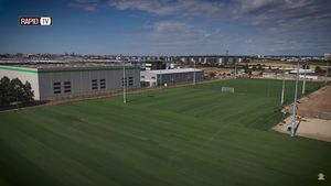 Cum arată terenurile lui Dan Şucu de la Ştefăneşti. Gazonul hibrid a fost montat