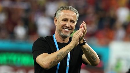 Imaginea a devenit virală imediat! Lângă cine a fost fotografiat Laurențiu Reghecampf