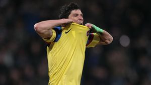 "Dodel", ciuca bătăilor!** Tănase e foarte atractiv pentru pumnii celor din jurul său! :) A încasat-o de 3 ori în doar 4 luni