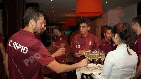 FOTO** Petrecere mare în cantonamentul Rapidului!** Cum au sărbătorit Pancu&Co 88 de ani de existență