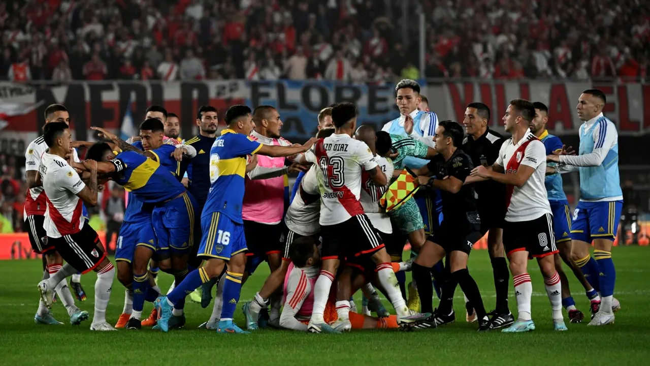 Bătaie incredibilă în derby: 7 cartonașe roșii pentru fotbaliștii care au participat la măcel! De la ce a pornit totul în River Plate - Boca Juniors | VIDEO