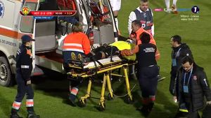 Ultimele vești despre Omrani, după comoția suferită în meciul cu Astra: "Nu poate face deplasarea cu avionul". Când ar putea reveni + Situația lui Bud, desfigurat la un antrenament: "Ar putea juca, dar cu mască"