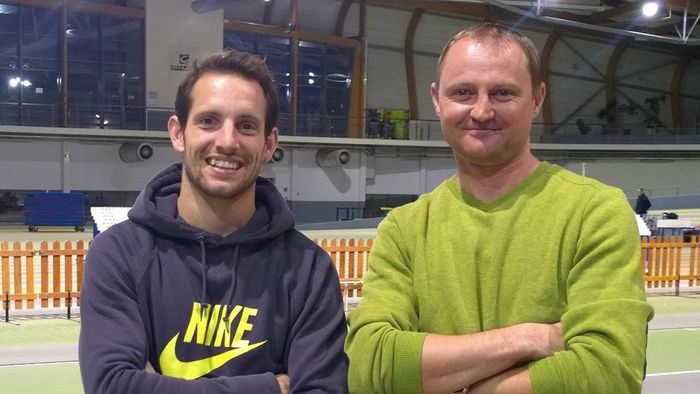 INTERVIU | Atletul lumii în 2014 față în față cu un campion român. "Are o capacitate de efort inumană", spune Agoston despre recordmenul mondial la prăjină. 800 de euro costă prăjina cu care sare Lavillenie