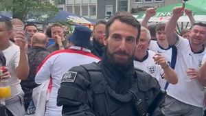 Clona lui Gareth Southgate lucrează pentru poliția germană! Cum au reacționat fanii naționalei Angliei când l-au văzut pe stradă, la meciul de la EURO cu Olanda