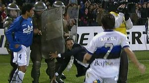 Scene incredibile pe un teren de fotbal! **VIDEO - Un fost antrenor al lui Real Madrid, la un pas să fie linșat de antrenorul și jucătorii adverși 