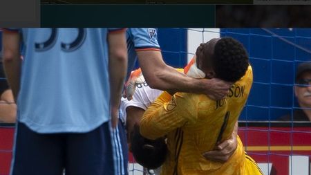 Zlatan Ibrahimovic, suspendat! L-a apucat de gât pe un adversar | VIDEO
