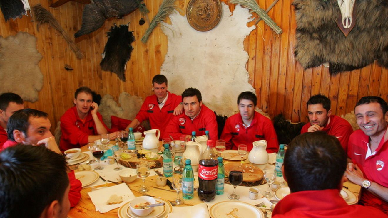 Prunea îi scoate pe "câini" la restaurant!**