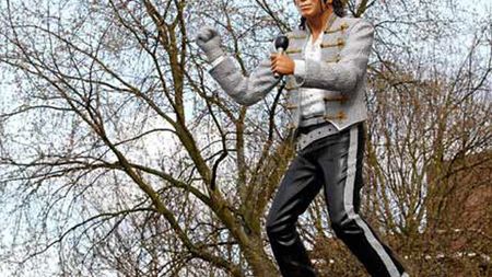 Fanii lui Fulham critică amplasarea statuii lui Michael lângă stadion, patronul ia atitudine:** "Duceți-vă dracului!"