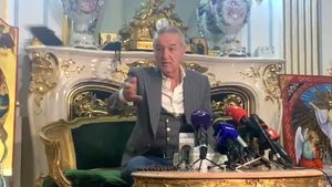 Fază genială la palat! Gigi Becali a dat cu telefonul de pământ la conferința în care l-a anunțat pe Nicolae Dică la FCSB: „Stai așa puțin!” | VIDEO