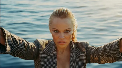 Pamela Anderson iubește din nou! Cine e fotbalistul care i-a cucerit inima | FOTO