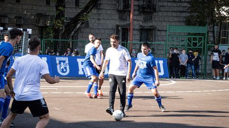 Adrian Mutu a revenit pe teren! „Briliantul” a marcat în uralele sutelor de copii de la Liceul Energetic Craiova | VIDEO+FOTO