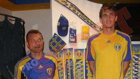 FOTO "Lupii" și-au prezentat noul echipament!** Vezi cât costă 'replicile' de la magazinul oficial