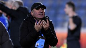 „Gică Hagi a sărit cu picioarele pe spectatori”. Scandal la meci pentru „Rege” şi colegii săi de la Steaua
