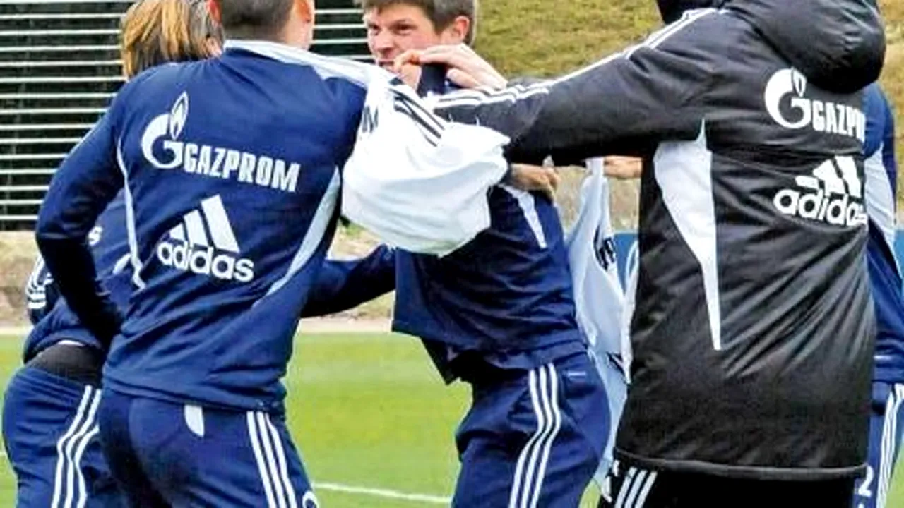 FOTO Bătaie la antrenamentul lui Schalke, sub privirile lui Marica!** Huntelaar și Jones, opriți de colegi