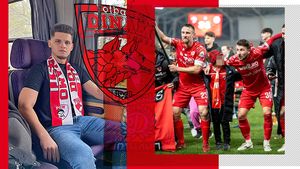 Povestea spusă în lacrimi a tânărului bursier care a bătut țara, 647 de kilometri dus- întors, pentru a-și susține echipa în etapa intermediară. „Și mă bucur că s-a întâmplat”. Reportaj la linia 2. „Am făcut în așa fel încât să știe cât de mult iubesc Dinamo”. VIDEO