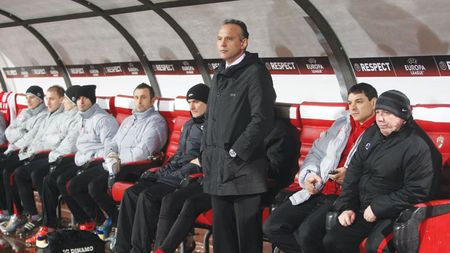 Prunea:** "Stau pe bancă"