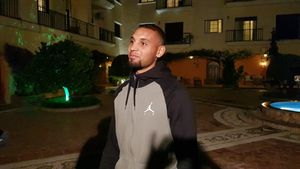 Transfer de top la Dinamo! Negoiţă face echipă de play-off: transferă un fundaş de fier, care a jucat la Olympique Lyon! EXCLUSIV FOTO & VIDEO