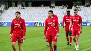 Ce nu s-a văzut la TV: ultrașii „câinilor” s-au dus peste fotbaliști și le-au făcut scandal, după U Cluj - Dinamo 3-3! „Bă, cine rămâne dacă retrogradăm?”