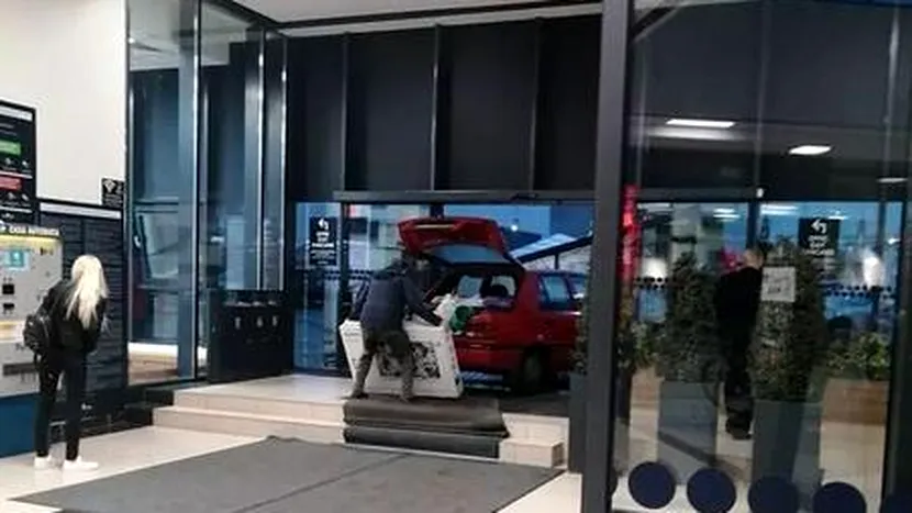 FOTO | Un constănțean a intrat cu mașina într-un mall! Motivul este de-a dreptul hilar