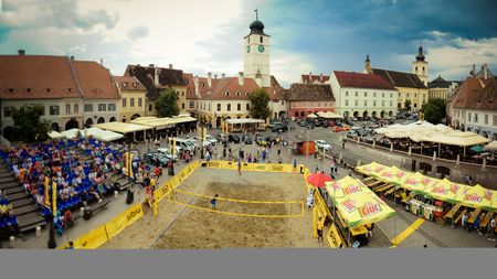Cei mai buni jucători de volei din țară sar la fileu pe mini plaja amplasată în centrul istoric al Sibiului, la "Sibiu Sands"