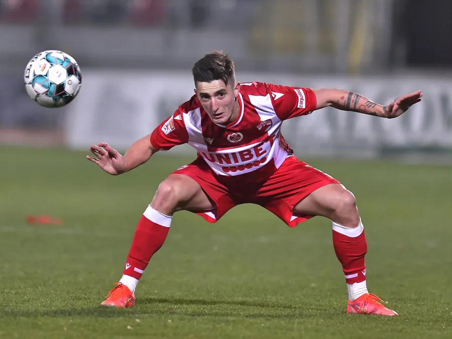 Steliano Filip este recunoscut pentru ambiția pe care o arată în teren, de multe ori la limita regulamentului