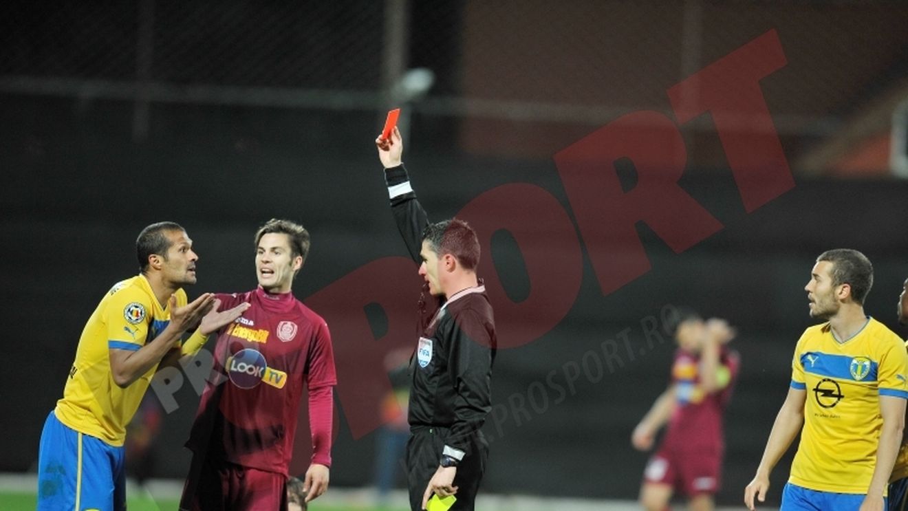  "Lupii" îl atacă pe Istvan Kovacs după egalul cu CFR: "Vom intra cu 10 jucători pe teren când ne va mai arbitra"