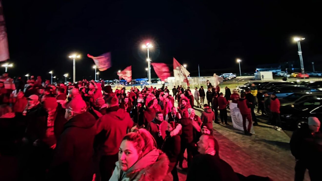Tensiuni uriașe la Sepsi - Rapid! Galeria giuleștenilor a părăsit stadionul în minutul 15, după ce startul partidei fusese amânat